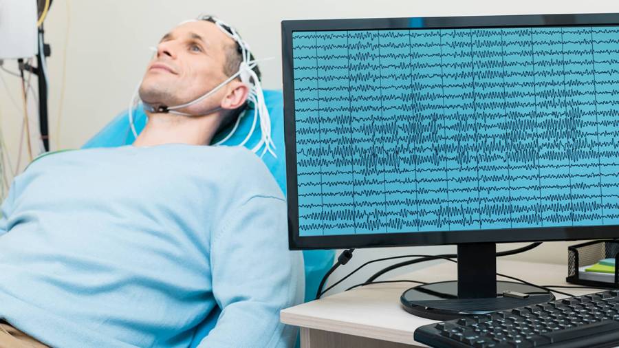 How does hypnosis affect the brainwaves during EEG?